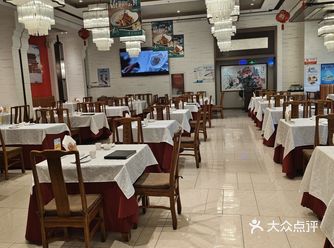 餐厅的招牌菜如东安子鸡、双味鳜鱼、酸辣肚尖等