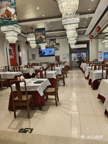 餐厅的招牌菜如东安子鸡、双味鳜鱼、酸辣肚尖等