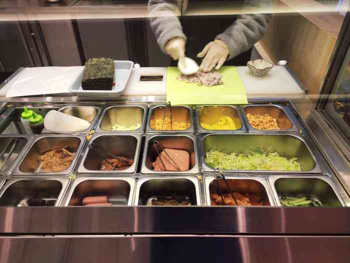 初山饭团,位置就在时代天街d馆负一楼的美时佳里面,是开敞式的吧台,之