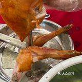 2个人在高明干掉一只鸡