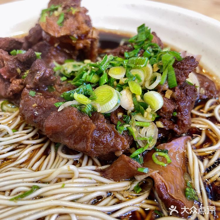 羊肉不要钱吗?又大块又多!下雪天跟羊肉面更配哦