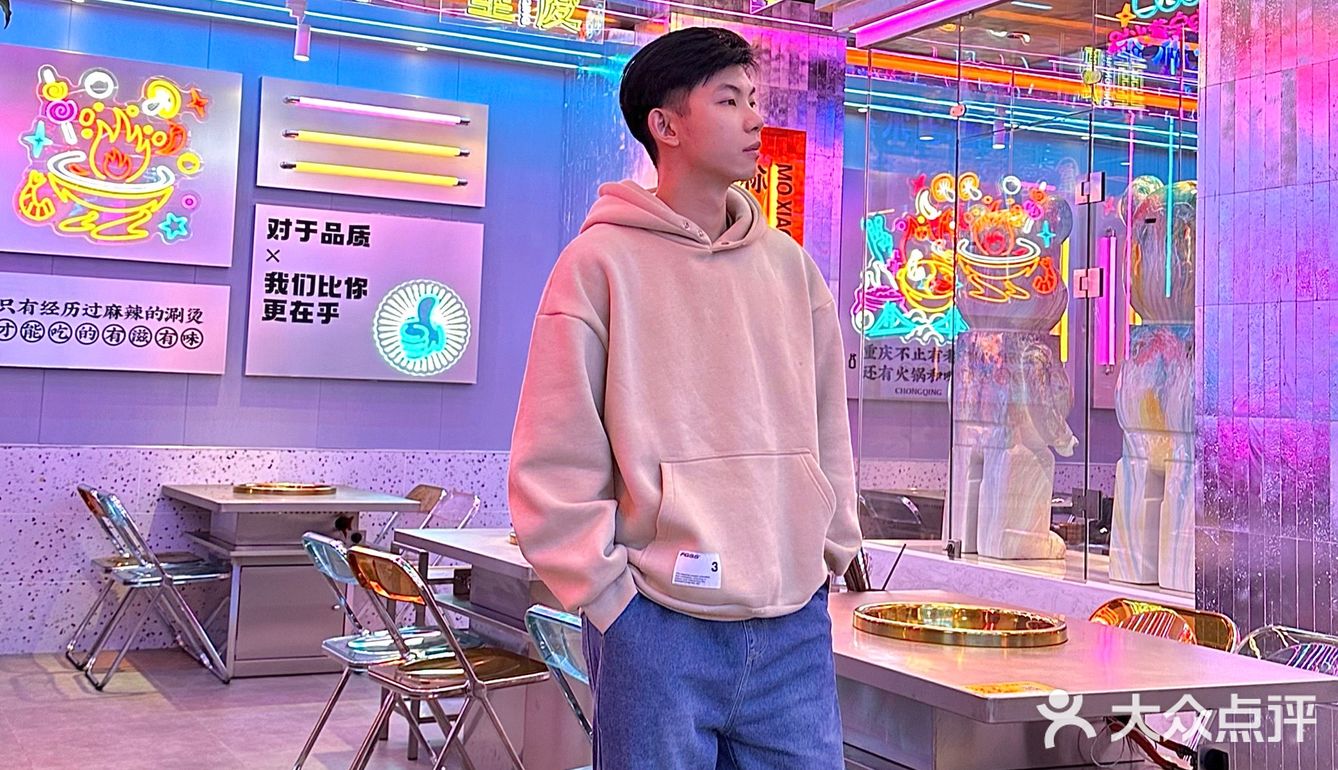 哇不是吧这么赛博朋克你确定这是火锅店？