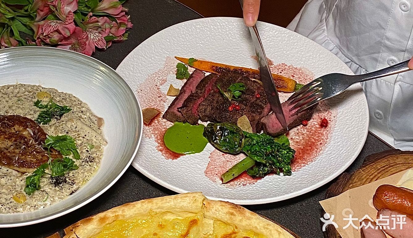 双子塔下的这家餐酒吧尊的美呆！！