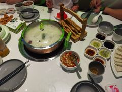 -洪氏嗨捞·广东猪肚鸡·椰子鸡火锅(西咸万象城店)