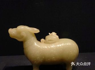 上海博物馆设有十一个专馆，三个展览厅，陈列面积2