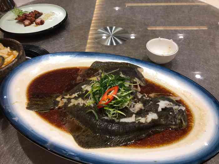 尖沙咀酒家(九江店)-"路过看见门口很多车,在外地吃饭门口车多的.