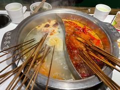 鸳鸯锅-让签签飞小郡肝串串香(春熙路形象店)