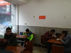 大堂-老字号眼镜子煎包汤包店