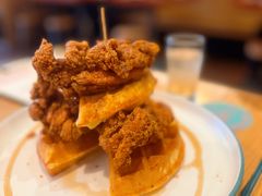 香辣炸鸡配华夫饼-悠航SLOWBOAT(三里屯店)