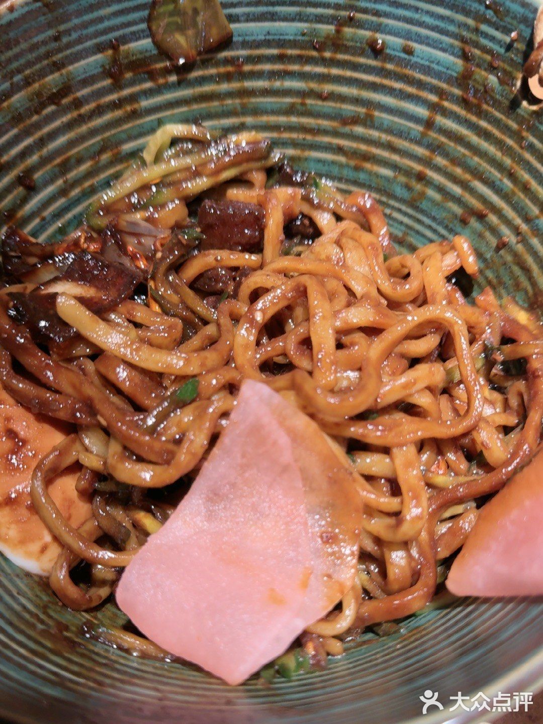 一勺浓汤滑入胃里，菌菇的野性混着松露的奢靡