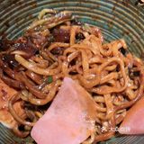 一勺浓汤滑入胃里，菌菇的野性混着松露的奢靡