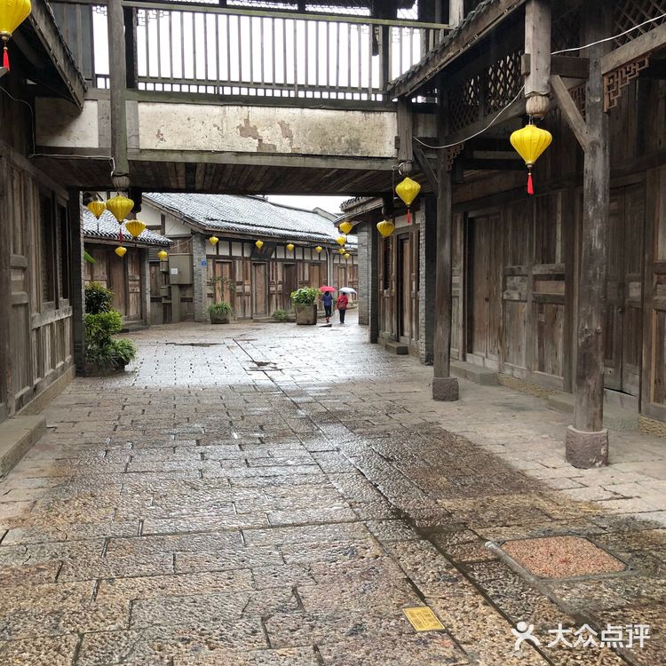 周末雨天大渡口义渡古镇人很少，有室内停车场