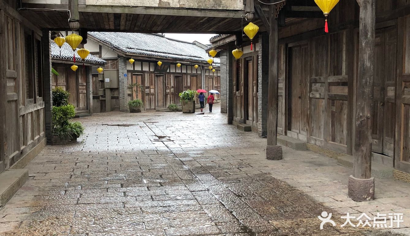 周末雨天大渡口义渡古镇人很少，有室内停车场