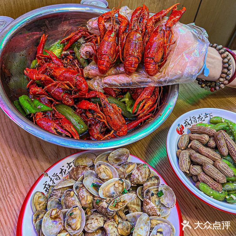 这家店的小龙虾真的… 太大了 到了夏天 龙虾都长成熟了