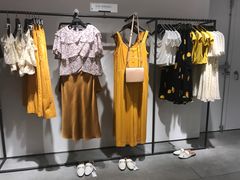 -URBAN REVIVO(高德置地广场·春广场店)