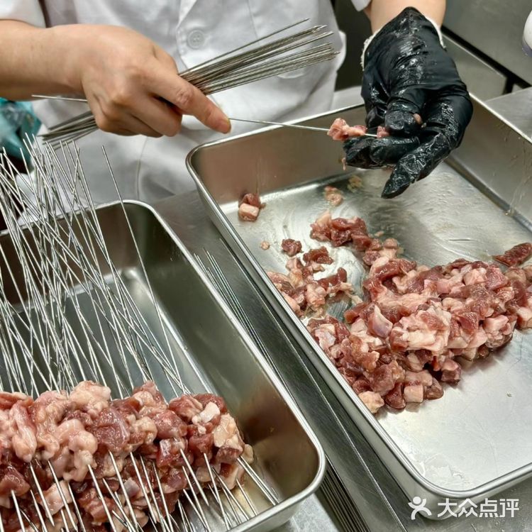 “烟火气中烧烤聚会的乐趣与美味共享”