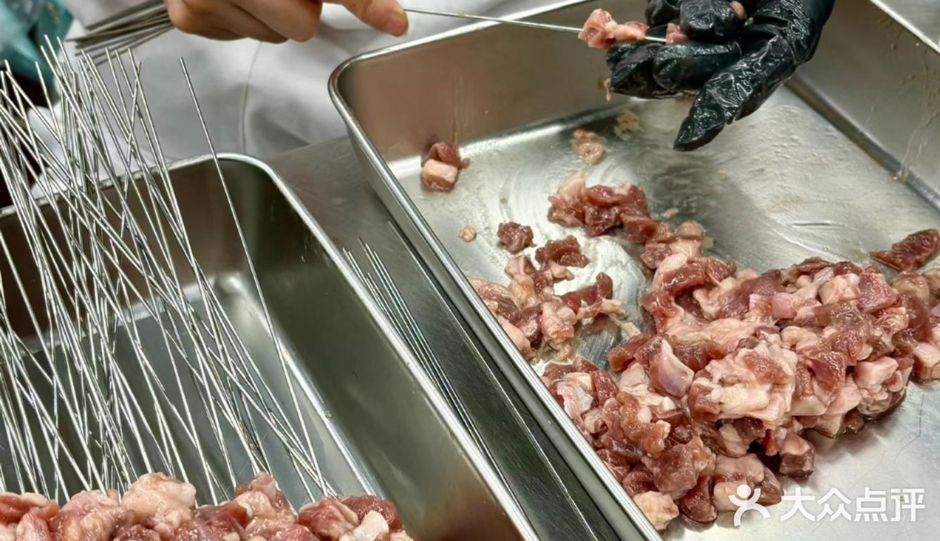 “烟火气中烧烤聚会的乐趣与美味共享”