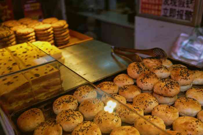 嘉诚糕点-"就在甲秀楼往盒马这边走的路边上,正好在一.