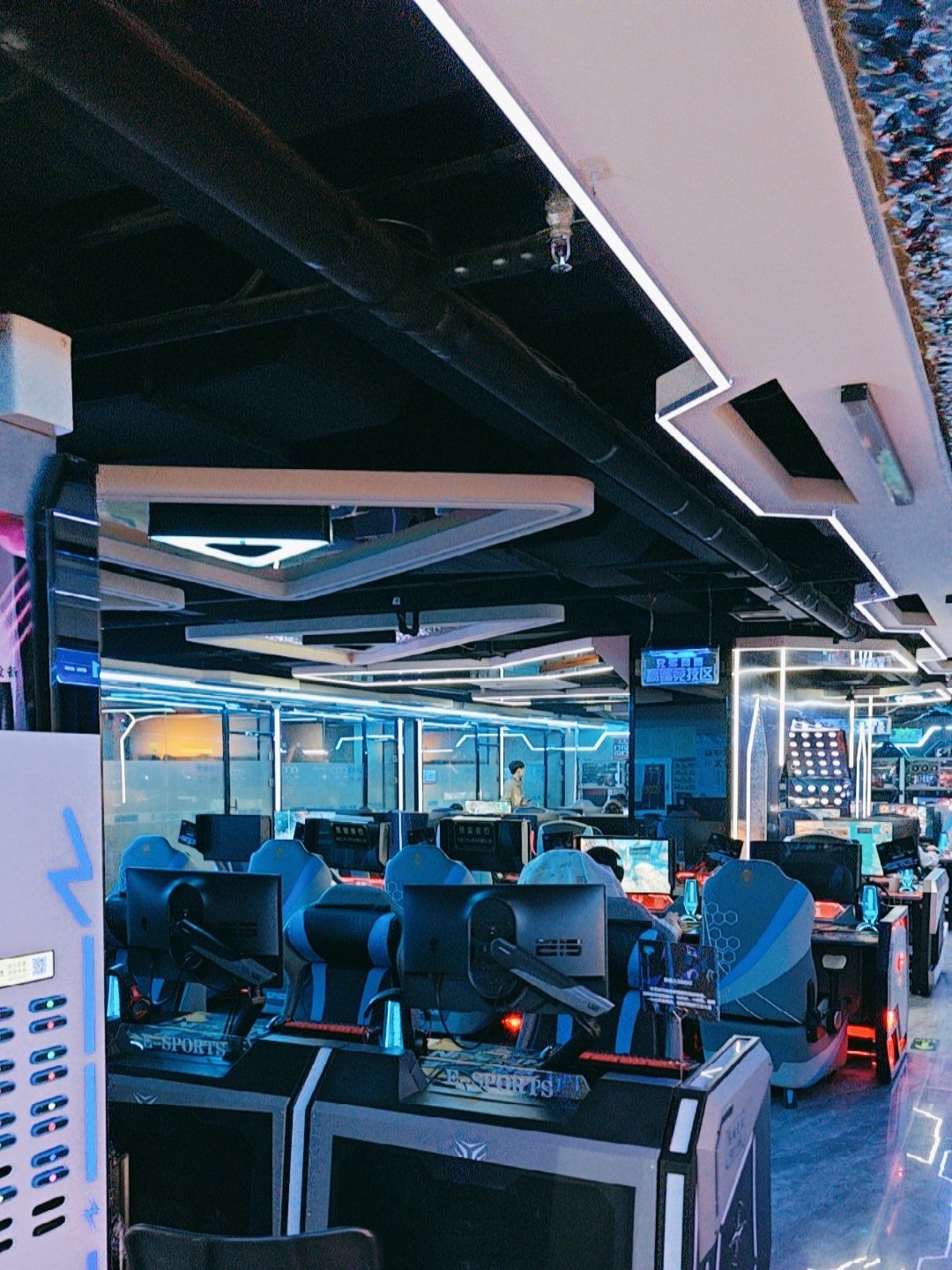 网吧环境很好,女生很便宜,网速快设备都很