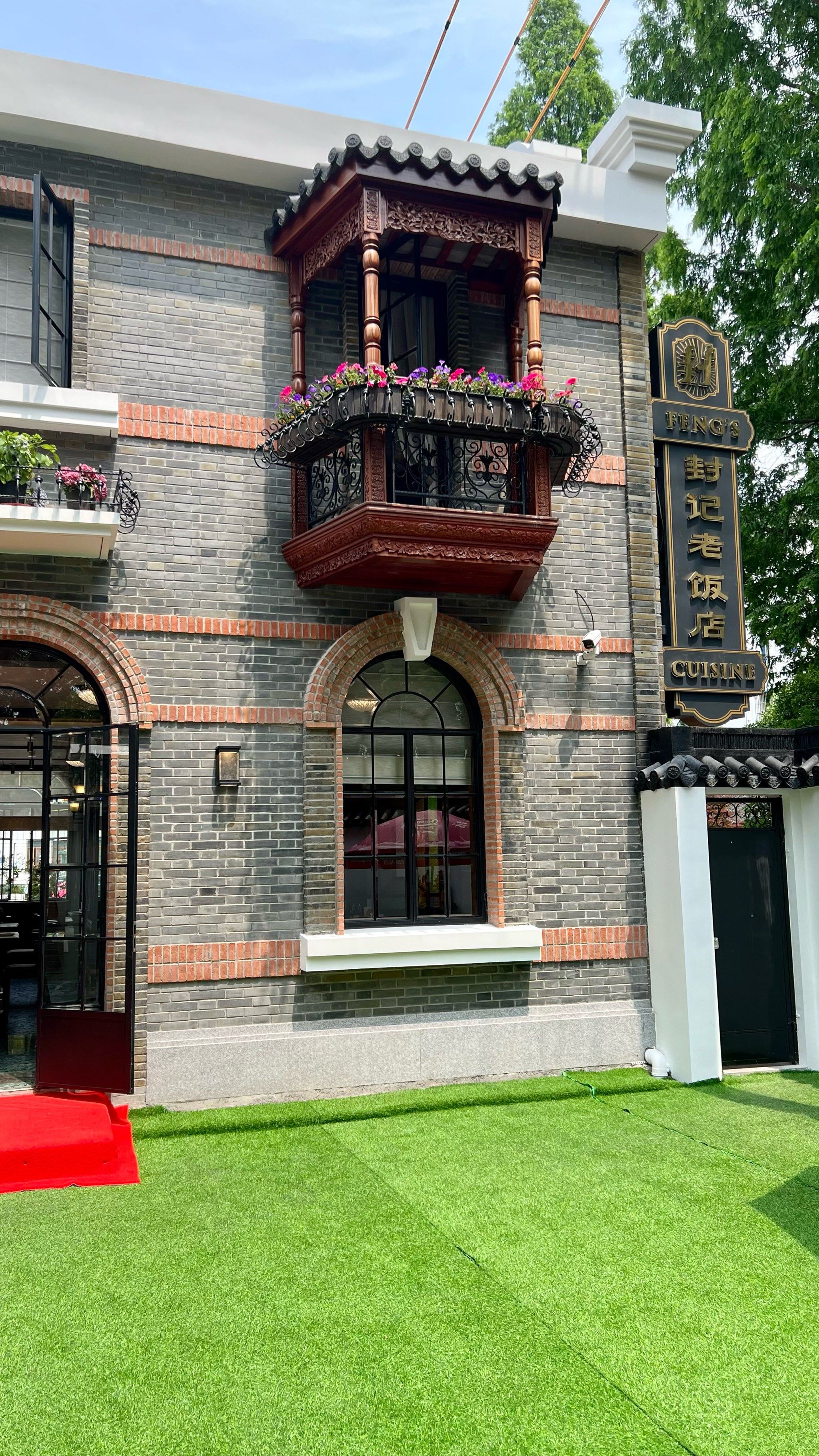 这家餐厅的菜肴色香味俱佳,让人大快朵颐