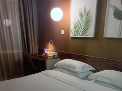 -卡罗酒店(东门晒布地铁站店)