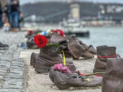 -多瑙河畔鞋履雕塑