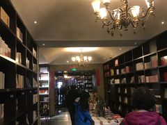 -钟书阁(松江泰晤士小镇店)