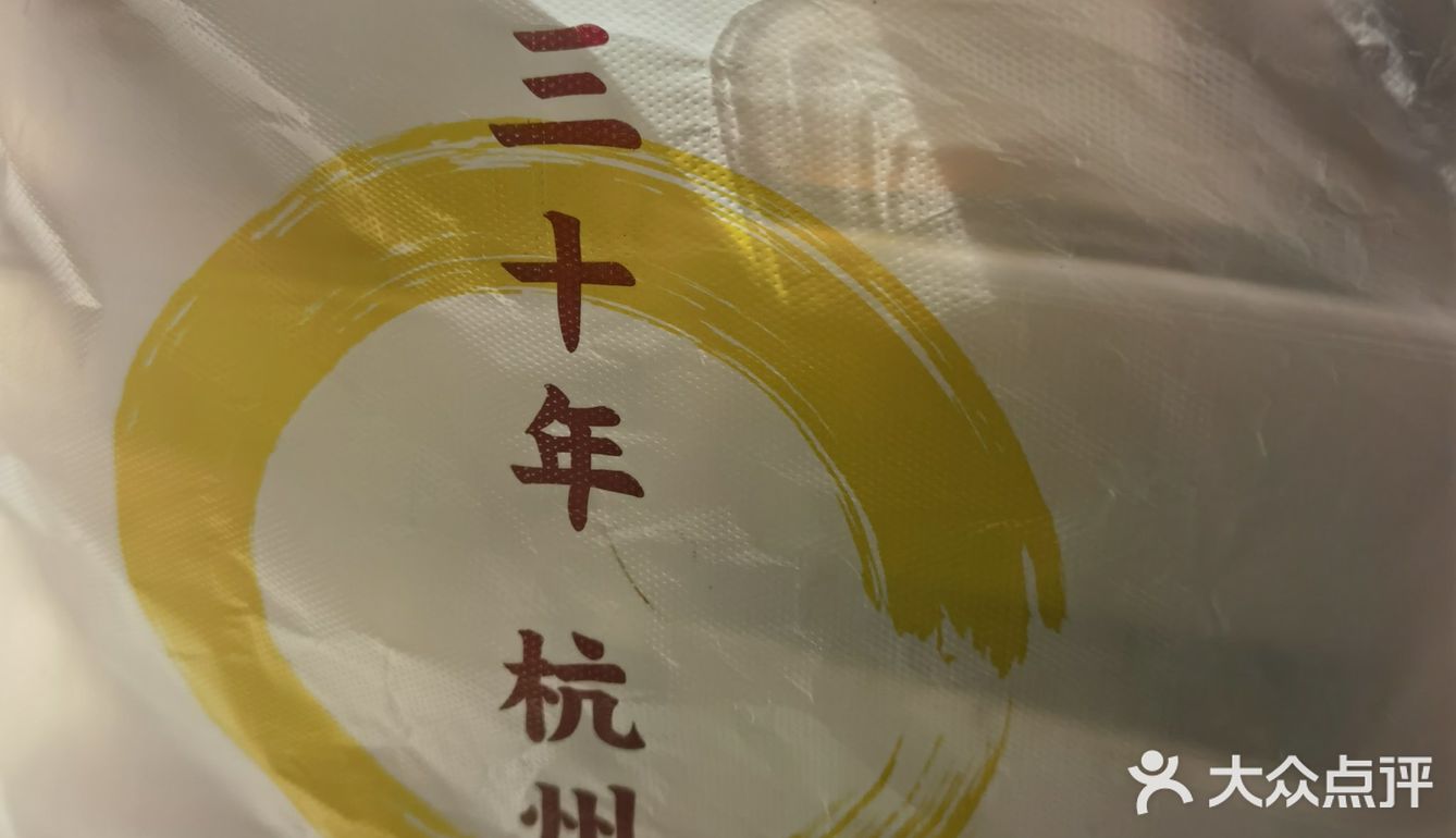 上周在虹口老头儿油爆虾前有23桌果断放弃今到店1点没排队油爆虾卖完了点了个沼虾王实物很大VS基围虾像吃大只小龙虾吃好祖宗一定要坐这个火车我走都比他开得快可算哄回家了这周第一周幼儿园生活结束我感觉他是去聊天的吃饭深受老师表扬吃货本色不改继续加油