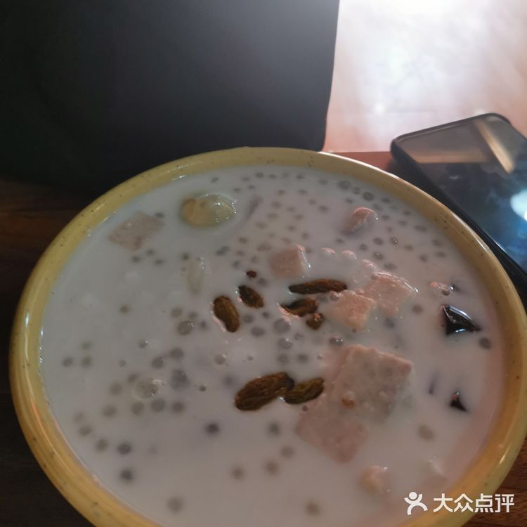 环境： 是一家小吃店，在一个幼儿园对面，从晓港地铁站