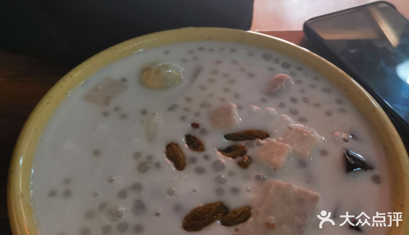 环境： 是一家小吃店，在一个幼儿园对面，从晓港地铁站