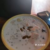 环境： 是一家小吃店，在一个幼儿园对面，从晓港地铁站
