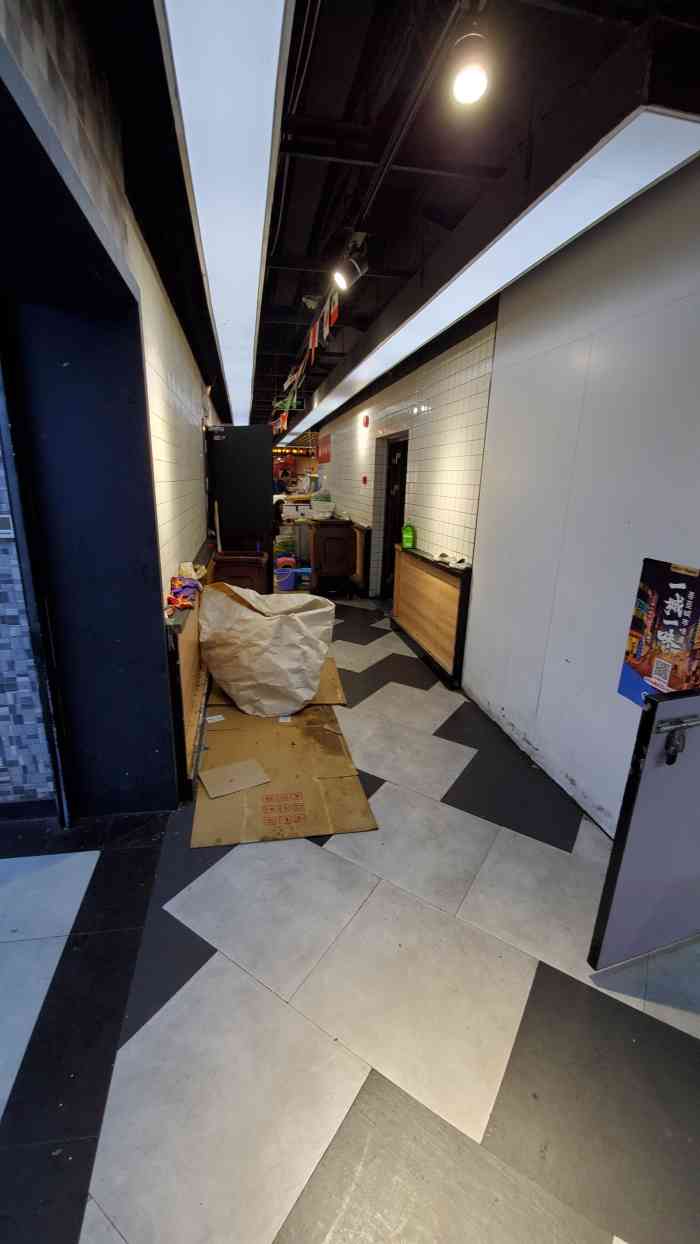 黄小递美食联盟(肇嘉浜路店)-"一家新开的美食广场,位于地下一层,外表