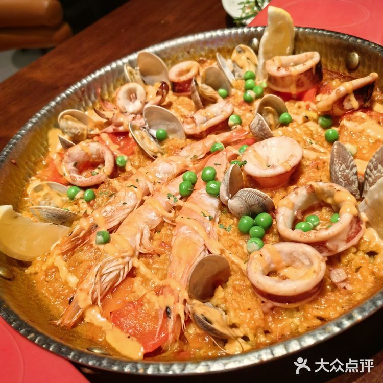 西班牙海鲜饭量很大一份两个人完全够吃里面的海鲜也很新鲜