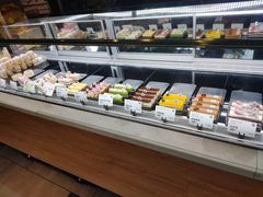 面包甜点陈列柜-YUMI芽米·法式烘焙·咖啡(文化宫店)