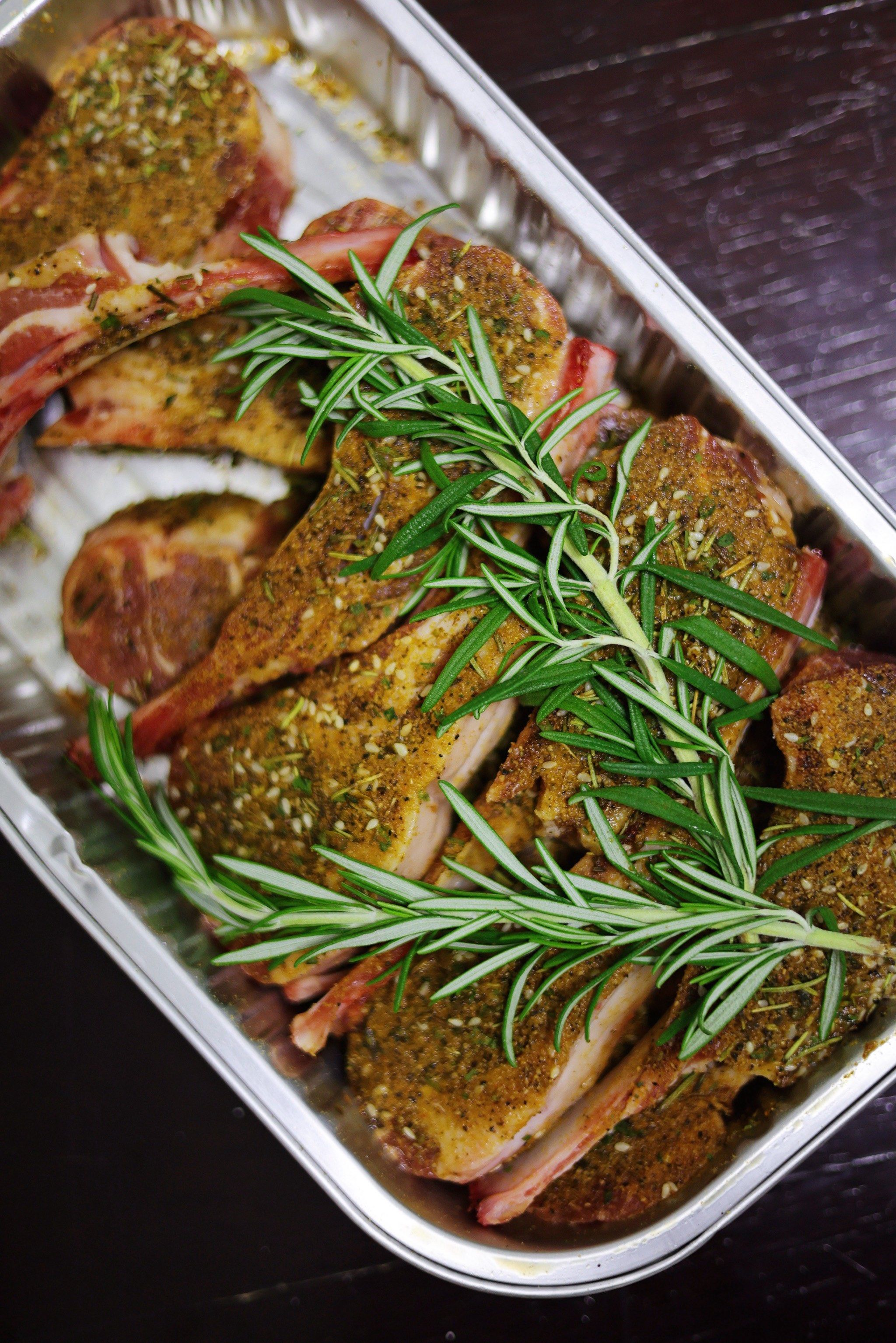 太简单,外焦里嫩,以后再也不用去烧烤店点烤羊排了
1,羊排提前室温