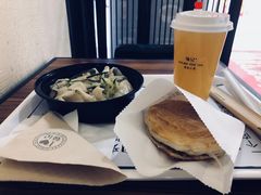 -荀记肉夹馍(三八家乐福店)