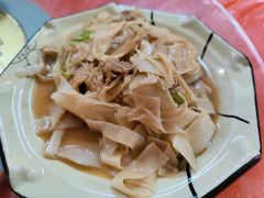 猪肉炒鲜笋-银峰农庄·特色烧鸡·鲜无花果浸鸡