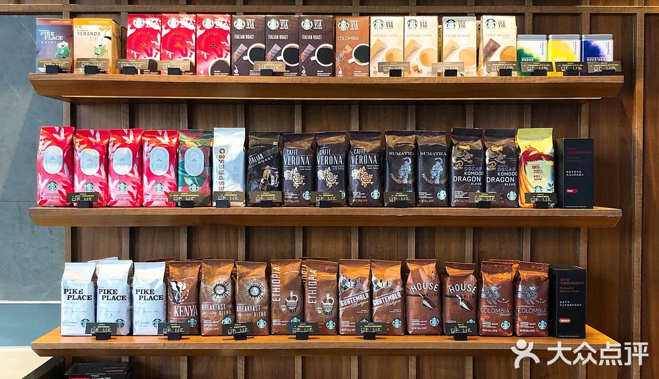 吃完饭旁边就是星巴克，来一杯咖啡️续命。人挺多的