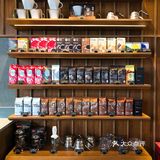 吃完饭旁边就是星巴克，来一杯咖啡️续命。人挺多的