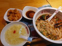 -呷佬·长沙手工米粉(金沙江路店)