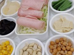 -花馬肆.云南过桥米线(汉神购物广场现场熬汤店)