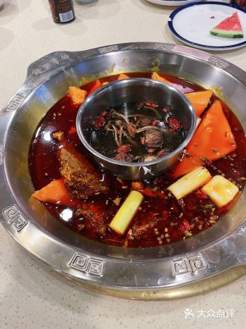 锅底醇厚，食材新鲜 「猪脑花」脑花新鲜，处理得很干净