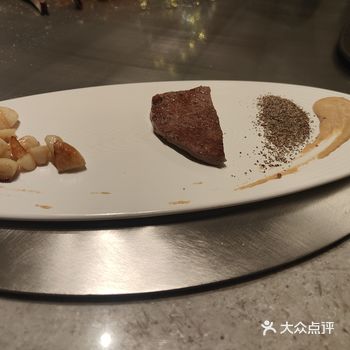 最近和朋友去了一家铁板烧餐厅，体验非常棒