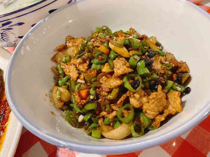 熊师傅腊鲢鱼(庐山路店)-"位置:就在城市风景后门的这条街道上(建业.