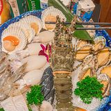 各种和牛、海鲜自助不限量，吃到扶墙走 红汤锅底