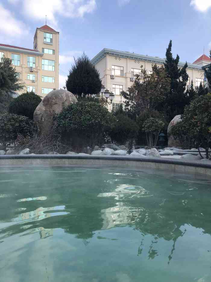 鸿源御都温泉-"我们是冬天去的,换衣服区与泡泉区的那段路.