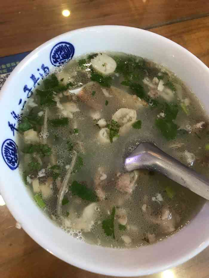 二子羊汤是平泉一大特色也是八沟最早做羊汤的一家店面在他家喝羊汤