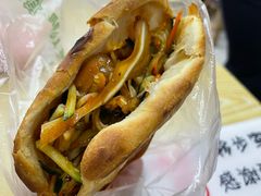 锅盔夹猪耳-小陈方酥锅盔(古城总店)
