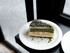 黄桃抹茶奶油奶酥蛋糕-black rainbow coffee