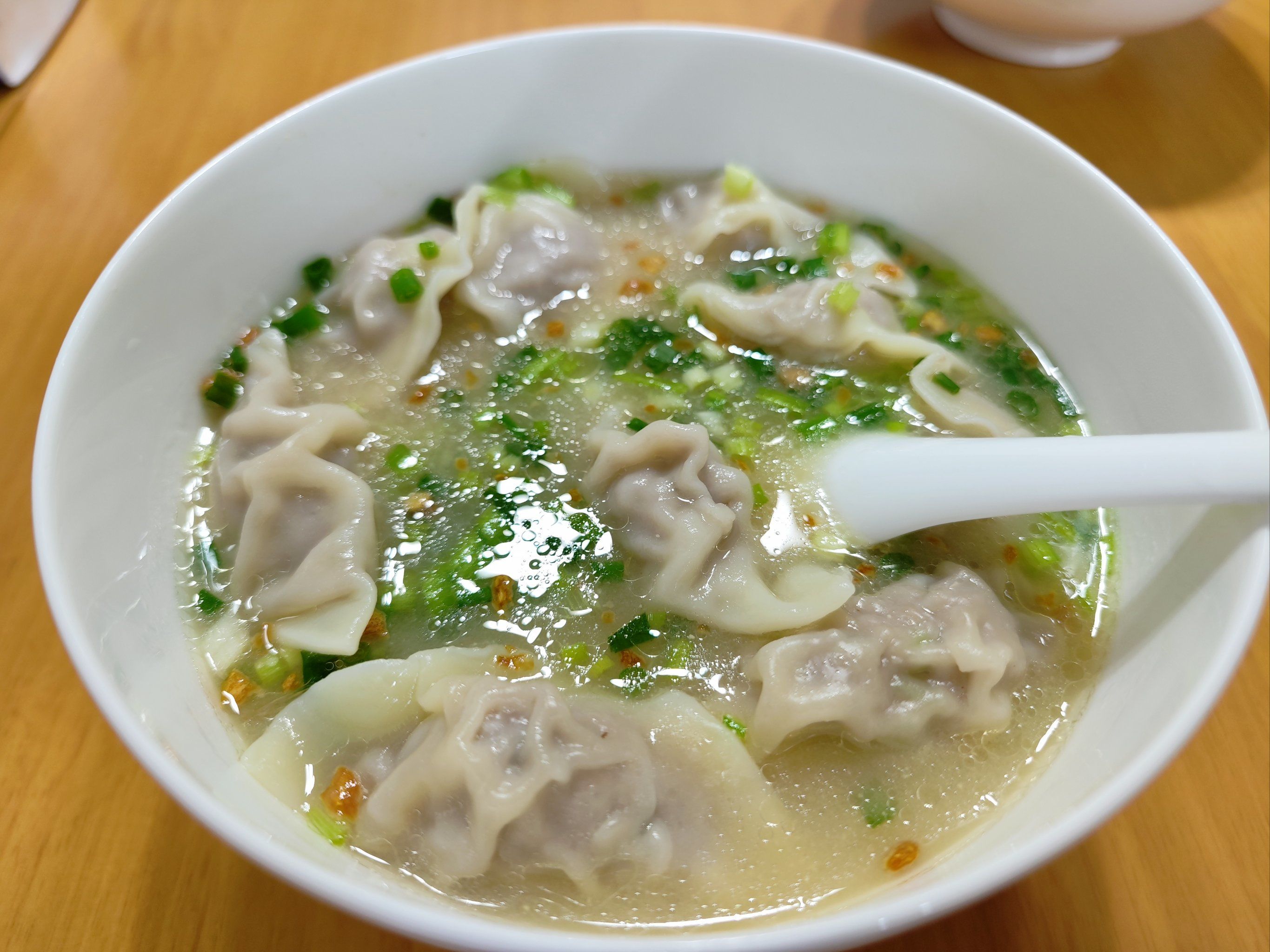 买了一斤半生饺子回家,搭配个日式味噌汤底,加上油泼辣子和陈醋,吃